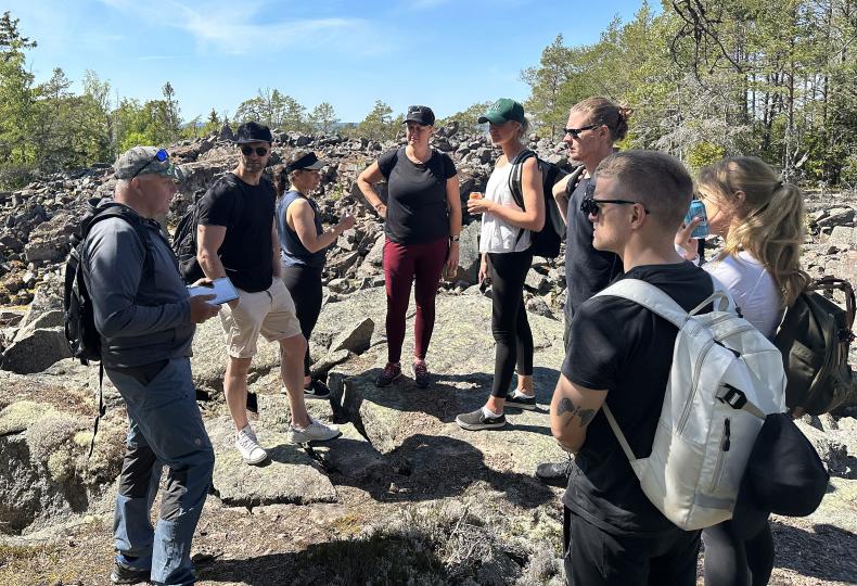 Grupp människor samlade i skogen