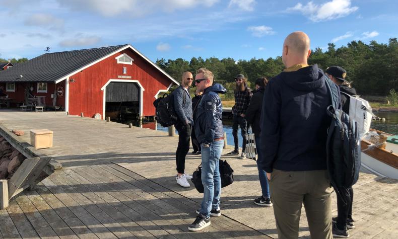 Personer på silverskärs brygga