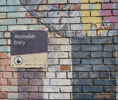 Grafittivägg med texten Accessible entry
